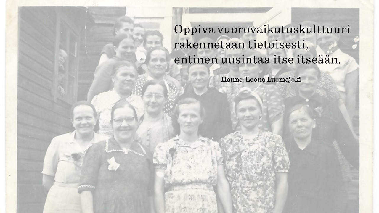 Hanne-Leona Luomajoki: Yhteisöllistä resilienssiä -  äitienpäivänä mummini Mirjam Isola muiden äitien kanssa. © Pro Synthesis Oy
